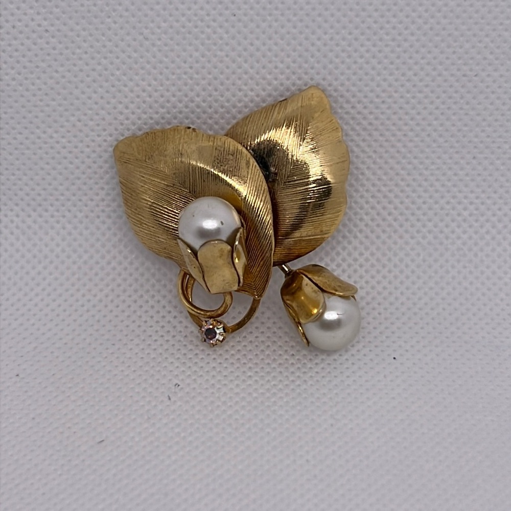 Vintage, unmarked, gold leaf brooch with faux pearls and AB rhinestone